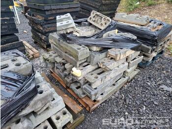 건설장비 Pallet of Heras Fencing Bases : 사진 1