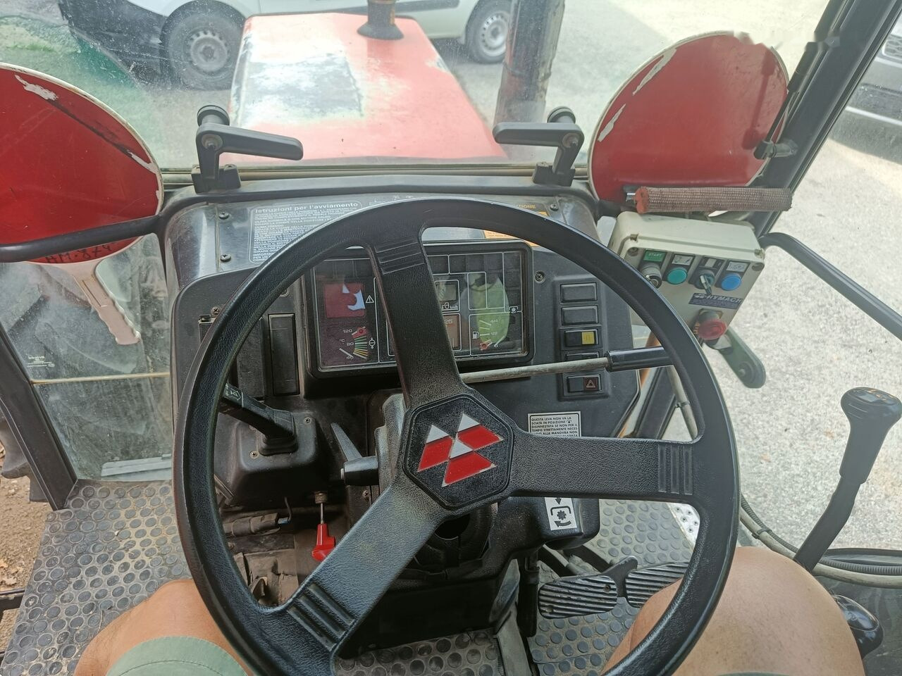 장궤형 트랙터 Massey Ferguson 383 : 사진 9