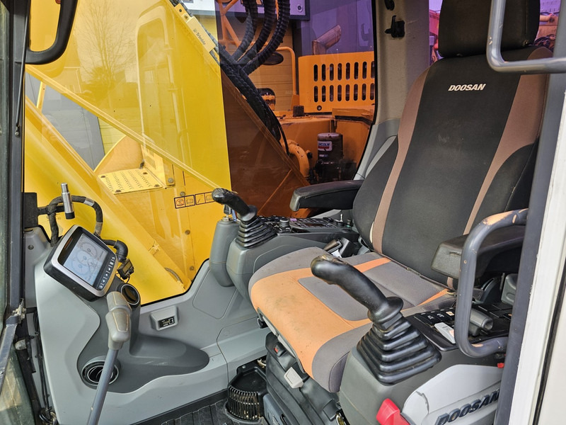 크롤러 굴삭기 Doosan DX235LCR-5 : 사진 17